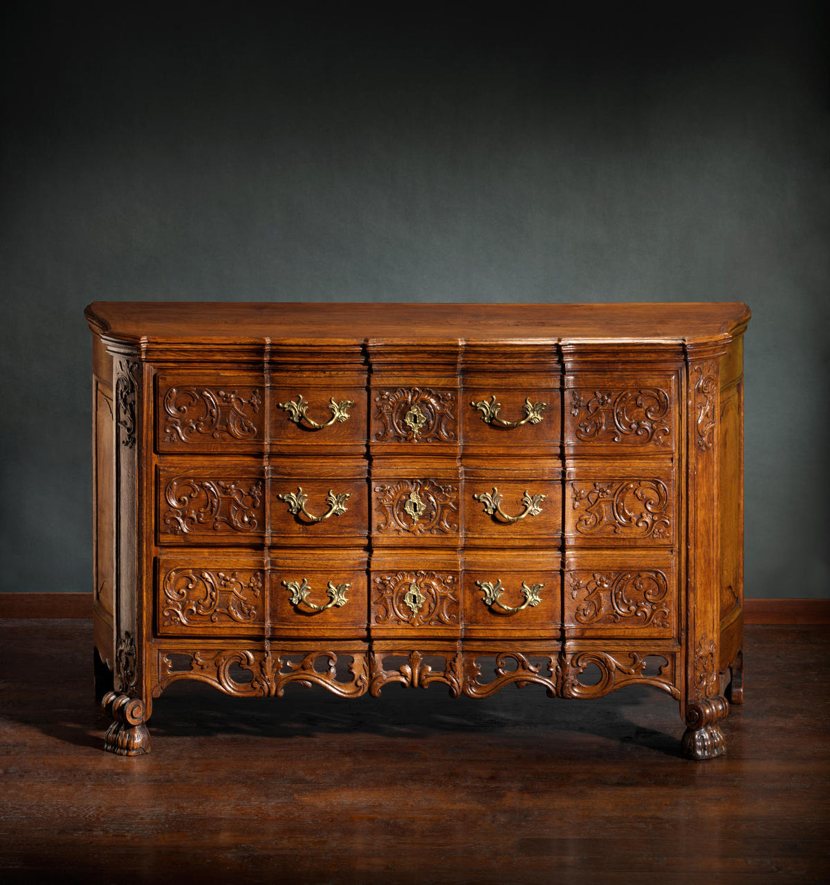 Wooden Chester of Drawers with Engraving and Gold Handles Victorian Style.